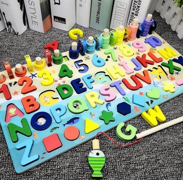 Buntes Lernpuzzle mit Buchstaben und Zahlen